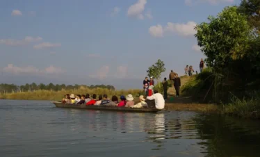 chitwan jungle safari Canoe