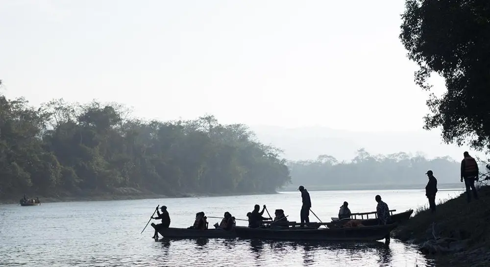 canoe rides in chitwan